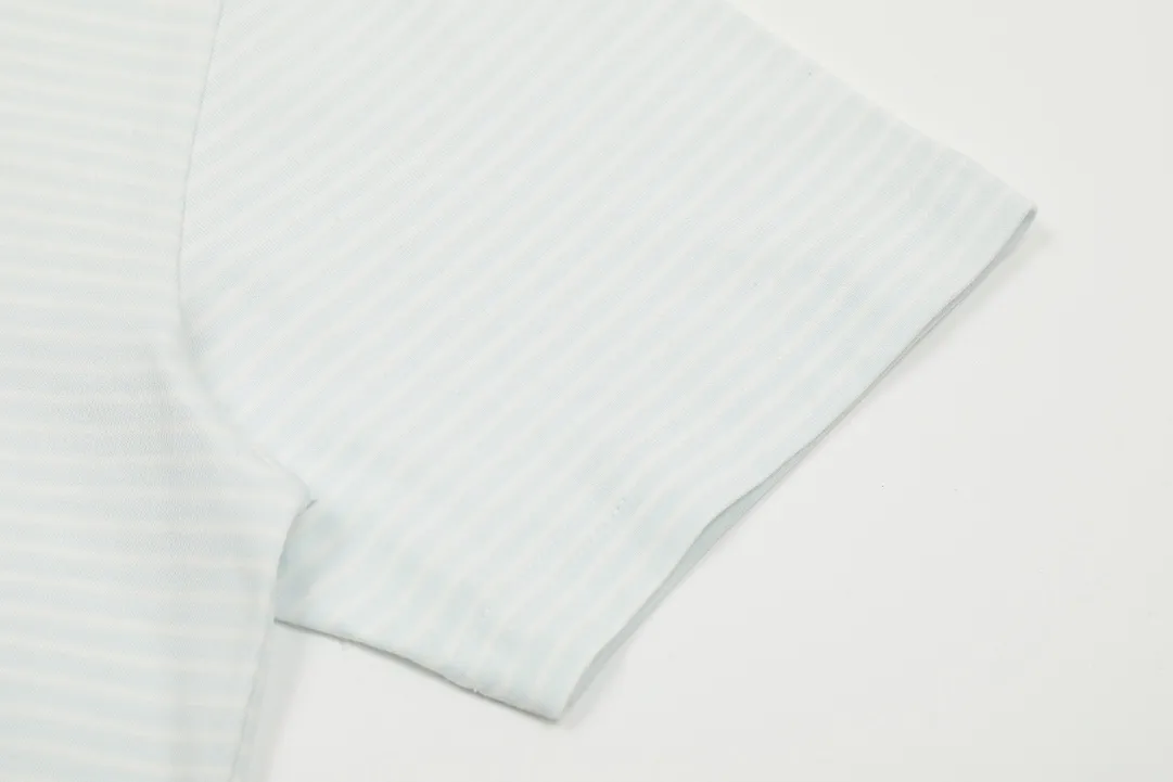 vivienne west wood west queen vivian ‼ ️Best-selling model in June Striped classic embroidered short-sleeves Pinstriped pure cotton stretch fabric Children's clothing-level quality Soft and skin-friendly The upper body is extremely comfortable Top-selling models of 2024 No need to say more Just go to the details Full series of correct accessories As we all know, striped fabrics need to be cut according to the grain The loss is huge It is twice the cost of ordinary solid-color short-sleeved fabrics Every detail is completely restored and directly stretched Color: Pink Blue Green Size: XS-L